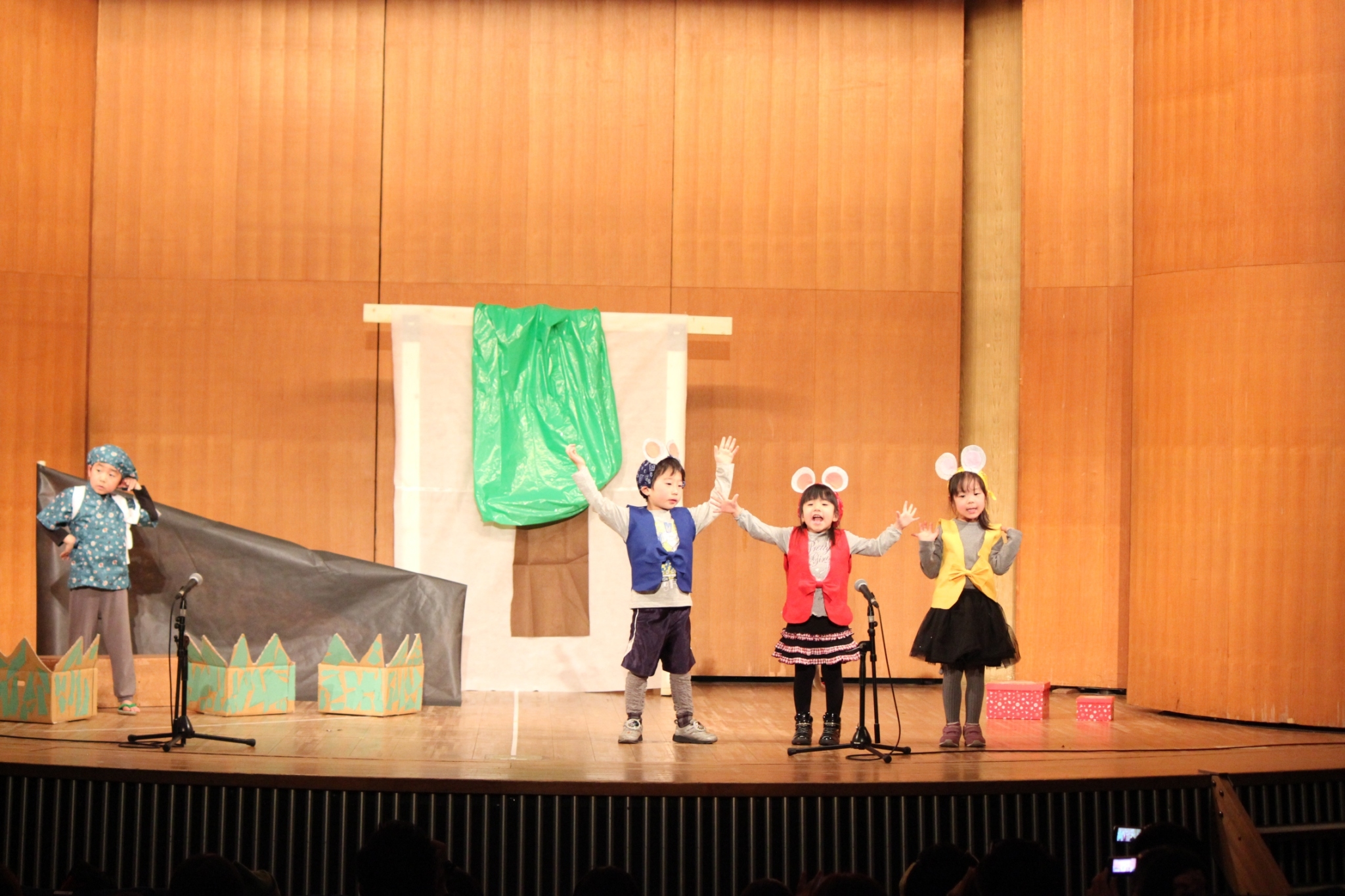 <p>公演名:第4回 Performance day<br />公演日:2014.2.23<br />会場:市民会館おおみや 小ホール</p>
<p>出演者:Daisy class(5~6歳 5名)</p>
<p>脚本・演出:雨宮奈月<br />音源編集:木村友美</p>