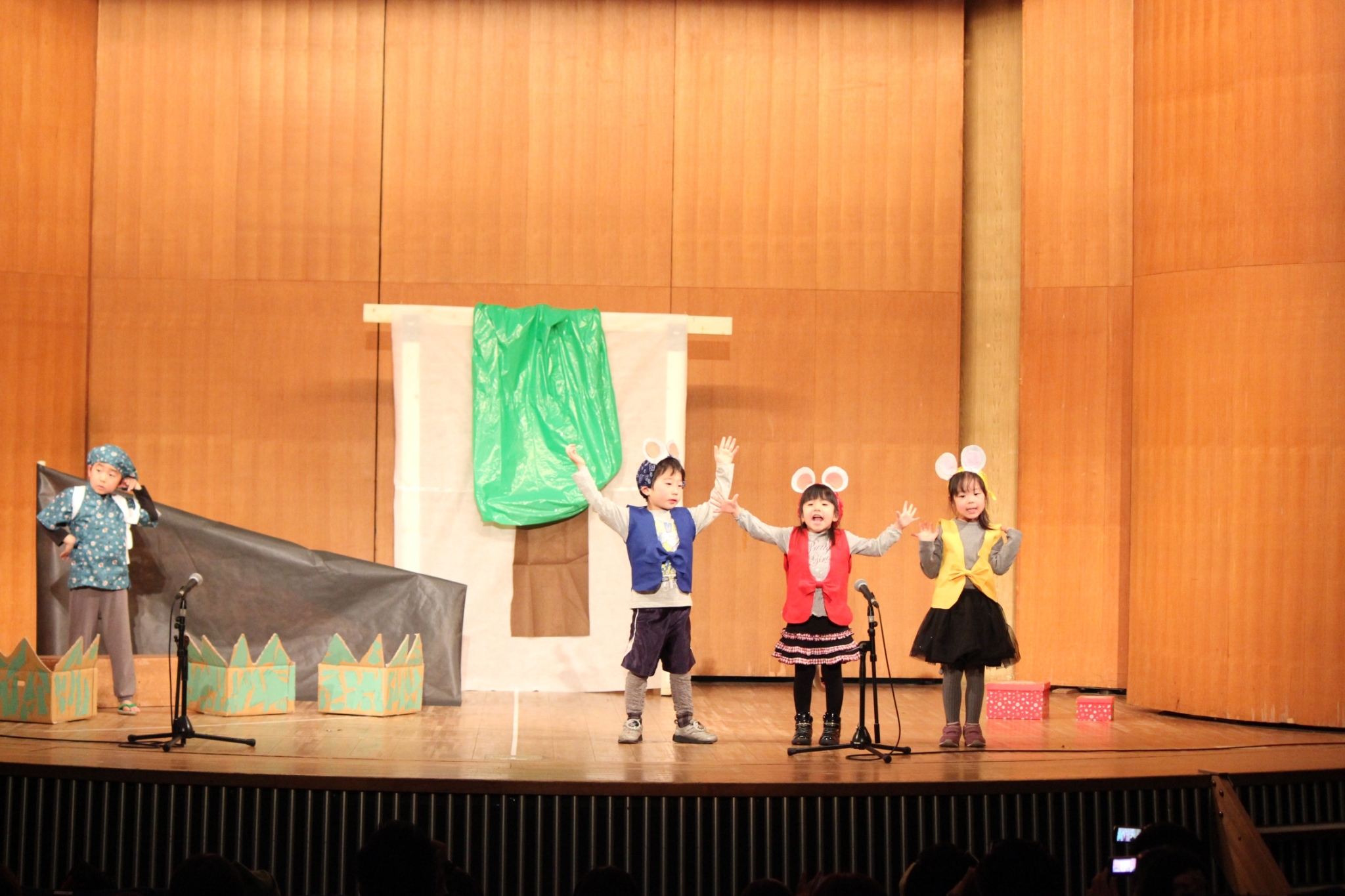 <p>公演名：第４回 Performance day<br />公演日：2014.2.23<br />会場：市民会館おおみや　小ホール</p>
<p>出演者：Daisy class（５～６歳　５名）</p>
<p>脚本・演出：雨宮奈月<br />音源編集：木村友美</p>