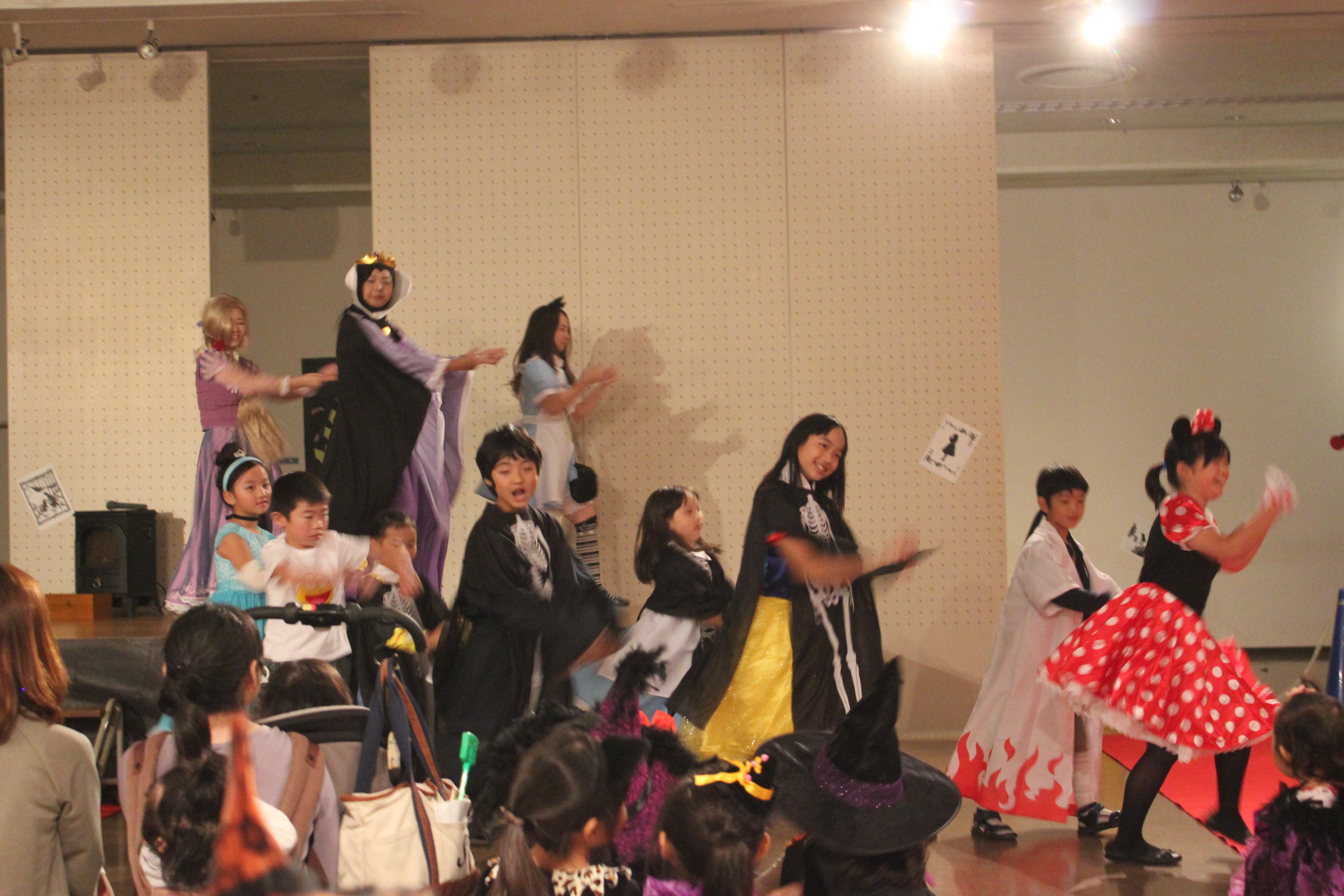 公演名：Halloween party 2015<br>
公演日：2015.10.24<br>
会場：与野本町コミュニティセンター <br><br>

出演者：English Kids ＆ staff（８歳～１３歳　８名）<br><br>


振付：雨宮奈月、雨宮桜
演出：雨宮奈月<br>
音源編集：木村友美<br><br>
<br>*YouTubeにて<a herf=